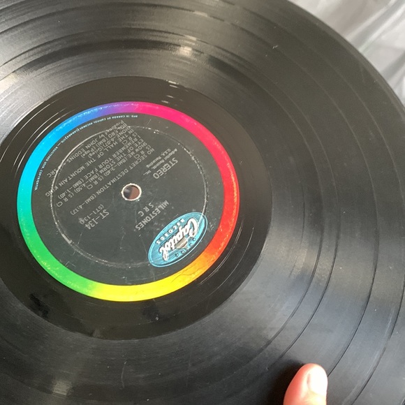 I have some old records that you can hang on your wall - Picture 3 of 5